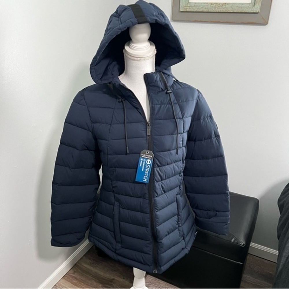 Nautica Puffer Performance Jacket, Hooded and Storage Bag. NWT Size Large